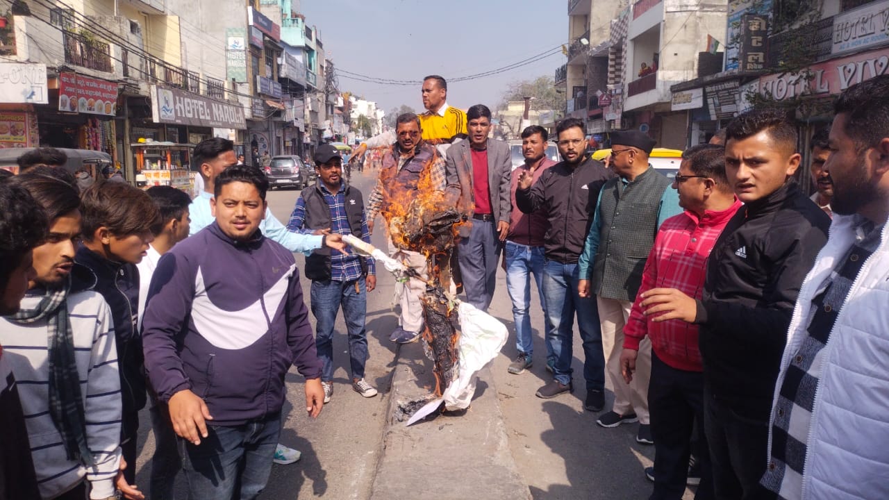 कार्यकर्ता एवं पदाधिकारियों ने प्रदेश सरकार का पुतला फूंका और सरकार के खिलाफ जमकर की नारेबाजी