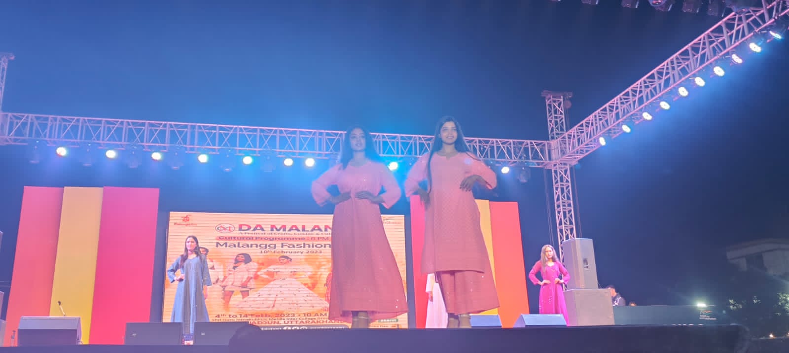दा मलंगिया में फैशन शो ने बिखेरे जलवे, शिल्पकारों और दस्तकारों के परिधान आभूषण पहन मॉडल्स ने की रैम्प वॉक