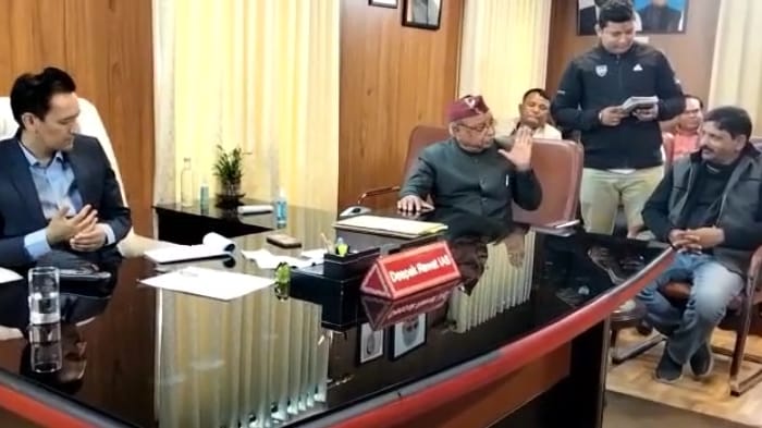 कुमाऊं कमिश्नर दीपक रावत ने अधिकारियों की ली बैठक