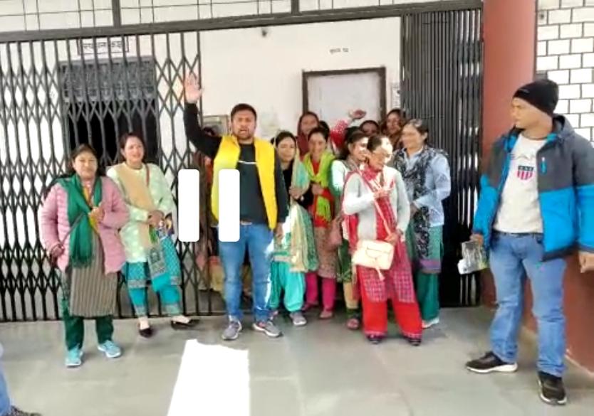 बीडीसी बैठक मे जिला स्तरीय अधिकारियों के न पहुँचने पर प्रधान संघ ने किया बैठक का बहिष्कार