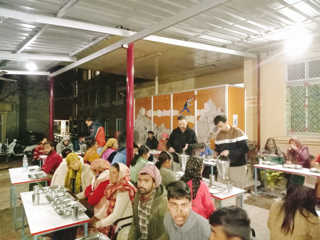 दिनभर अस्पताल में दी ड्यूटी, शाम को मरीजों- तीमारदारों के साथ मनाया जन्मदिन