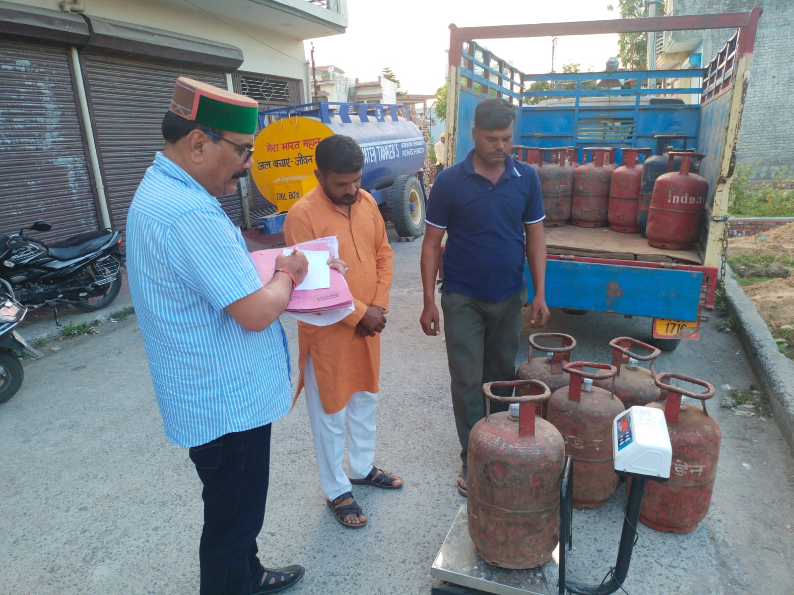 विभिन्न व्यवसायिक प्रतिष्ठानों में की गई छापेमारी।