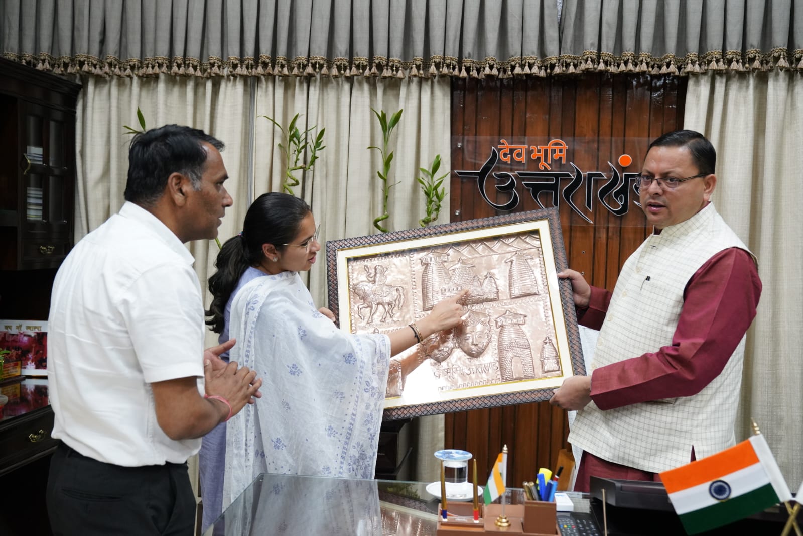 यात्रियों को मिलेगे महिला समूह के उत्पाद हिलांस के माध्यम से होंगे सुलभ मनमोहक रचना, मुख्यमंत्री पुष्कर सिंह धामी को भेंट की।