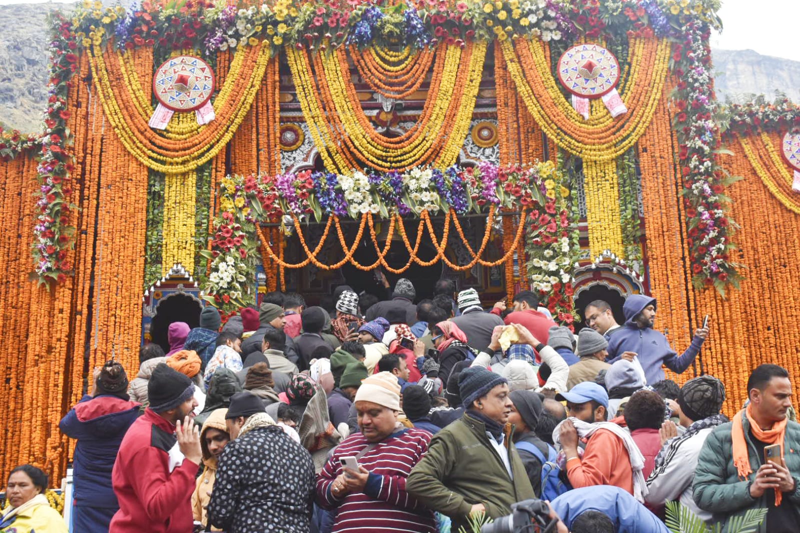 भक्तों के लिए खुले श्री बद्रीनाथ धाम के कपाट