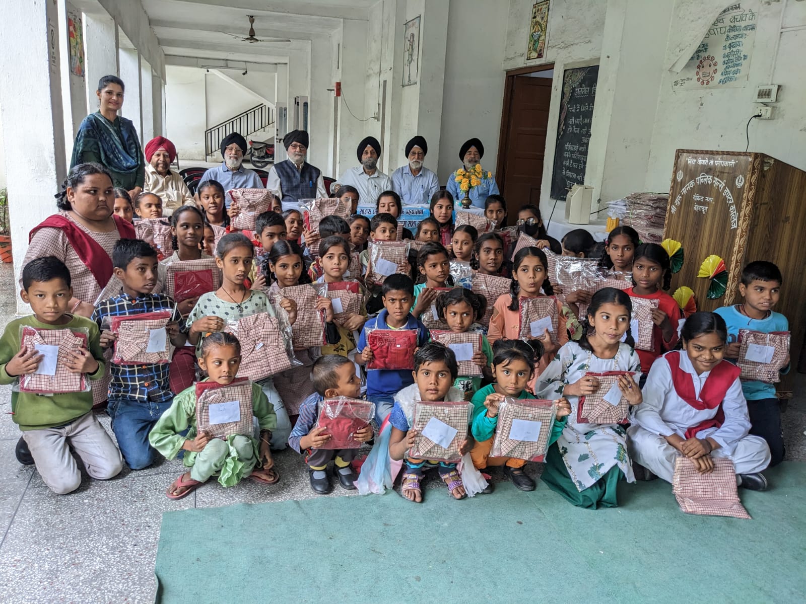 दून सिख वेलफेयर सोसाइटी ने निर्धन स्कूली बच्चों को यूनिफार्म वितरित की