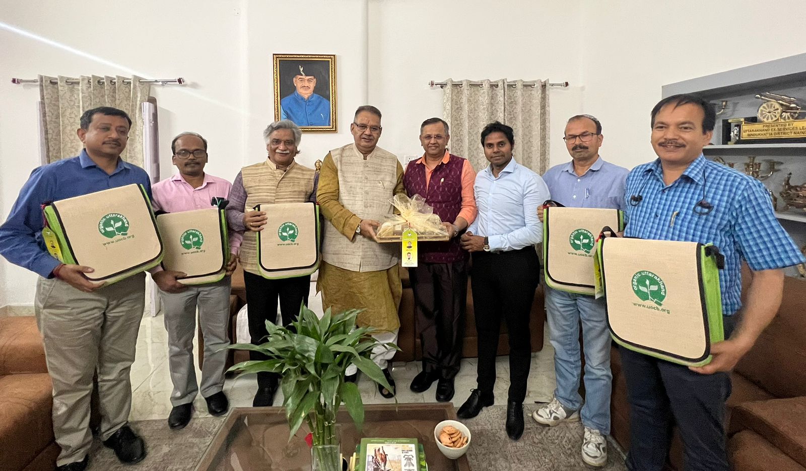 कृषि मंत्री गणेश जोशी से मुलाकात करते जीआई बोर्ड के महानियंत्रक डा0 उन्नत पी0 पण्डित