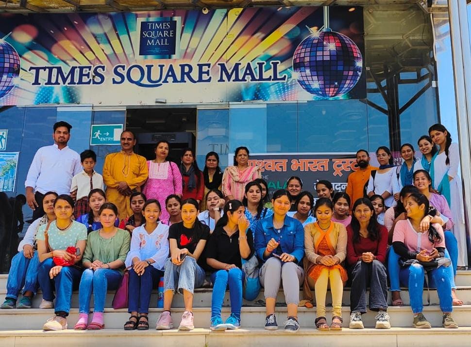 महिला आयोग की अध्यक्ष ने छात्राओं के साथ देखी द केरल स्टोरी