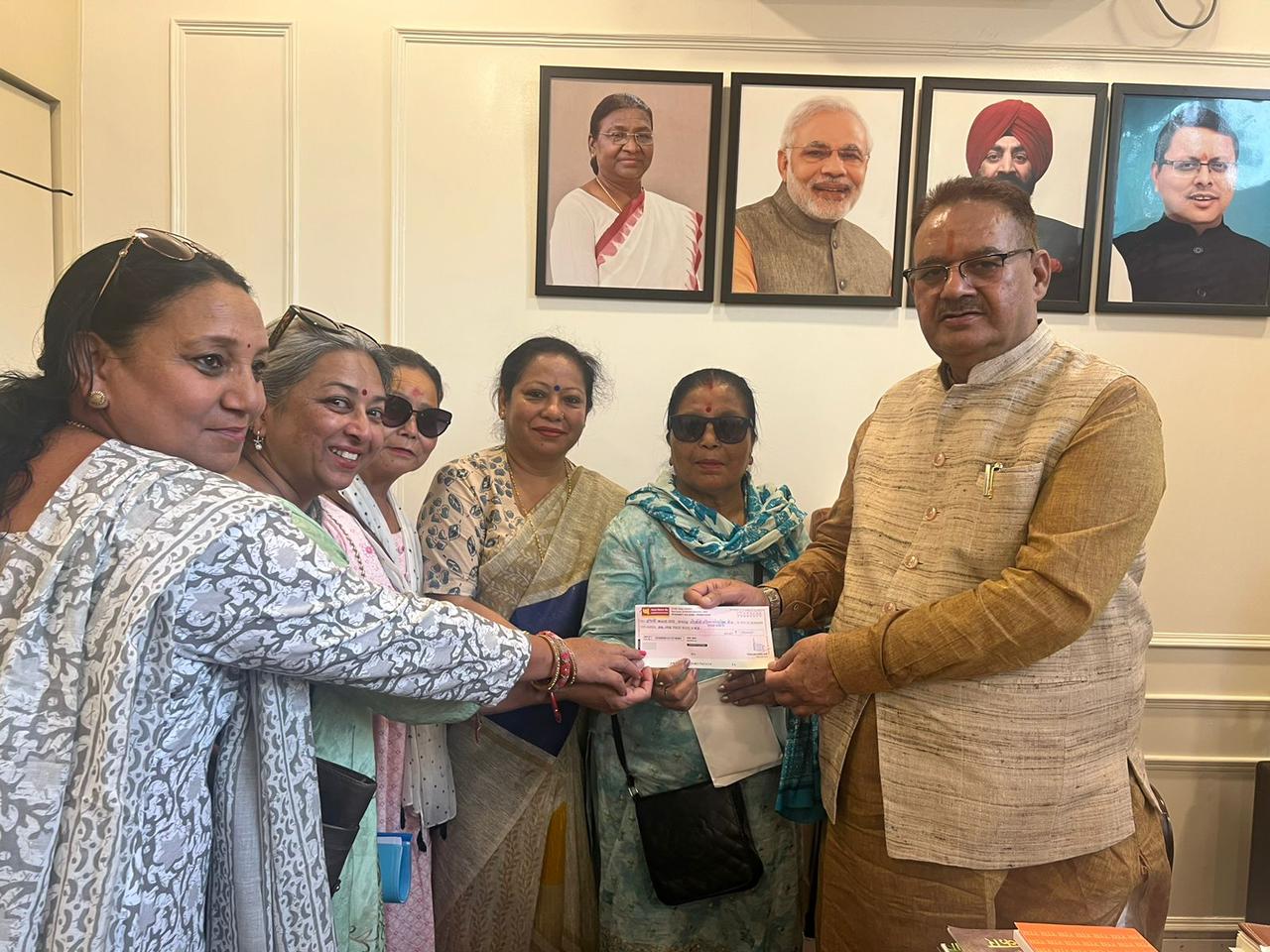 गोर्खाली महिला हरतालिका तीज उत्सव समिति के पदाधिकारियों को 01.50 लाख का चैक सौपते कैबिनेट मंत्री गणेश जोशी