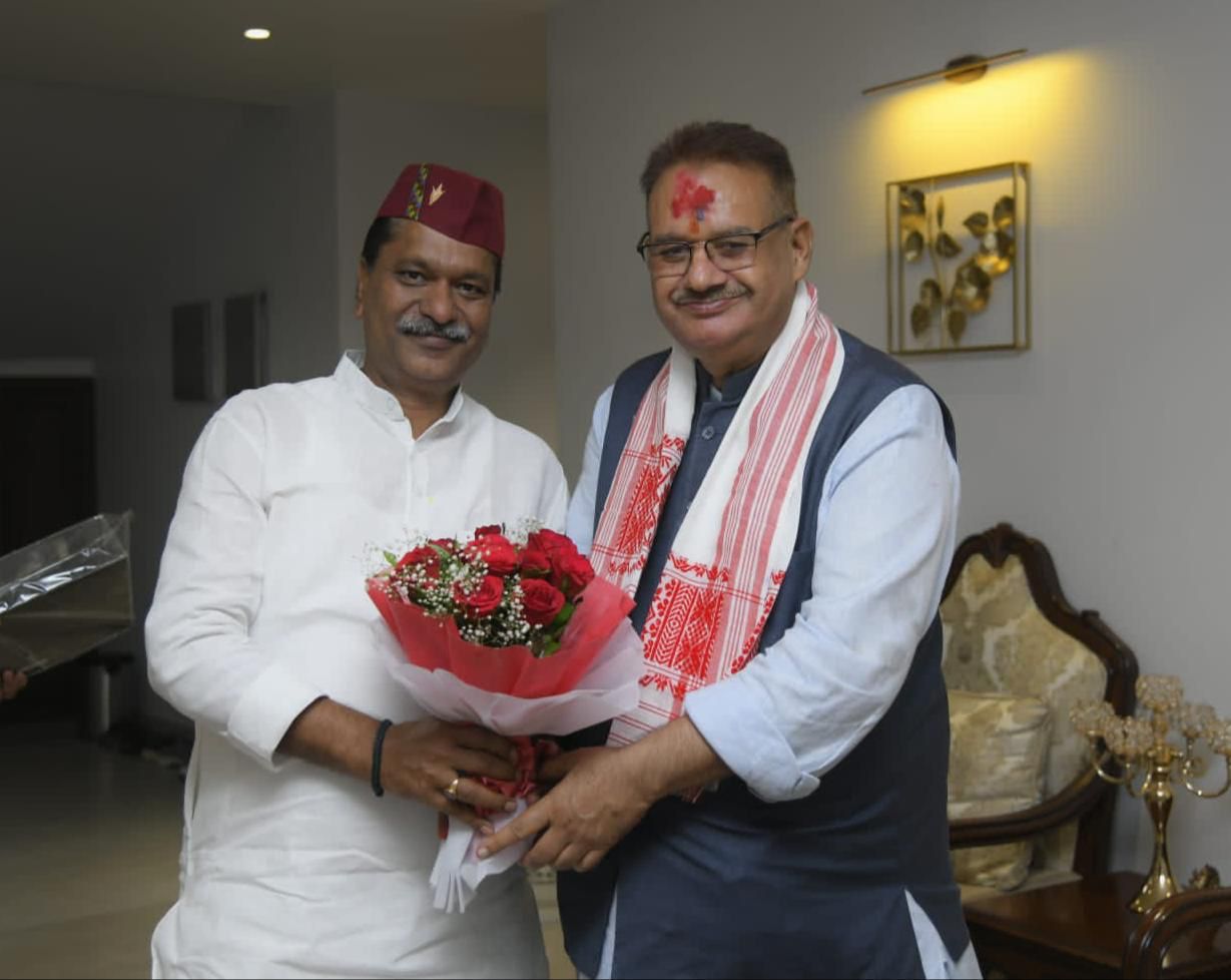 असम के कृषि मंत्री अतुल बोरा और शहरी विकास मंत्री अशोक सिंघल से भेट करते उत्तराखंड के कृषि मंत्री गणेश जोशी