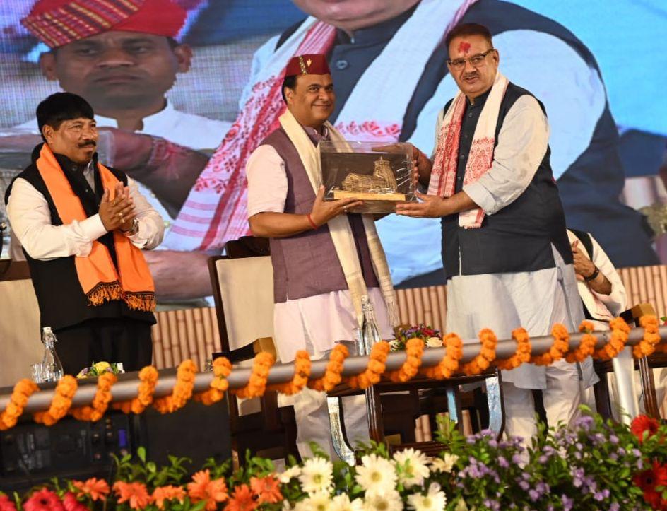 असम के मुख्यमंत्री हिमंता बीस्वा शर्मा से भेट करते उत्तराखंड के कृषि मंत्री गणेश जोशी