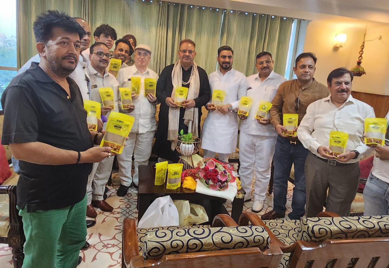 नई दिल्ली में कृषि मंत्री गणेश जोशी के मेहंदीराम फूड प्रोडक्ट्स प्राइवेट लिमिटेड के फाउंडर देवेंद्र कुमार धमीजा एवं उनके पाधिकारियों ने की मुलाकात