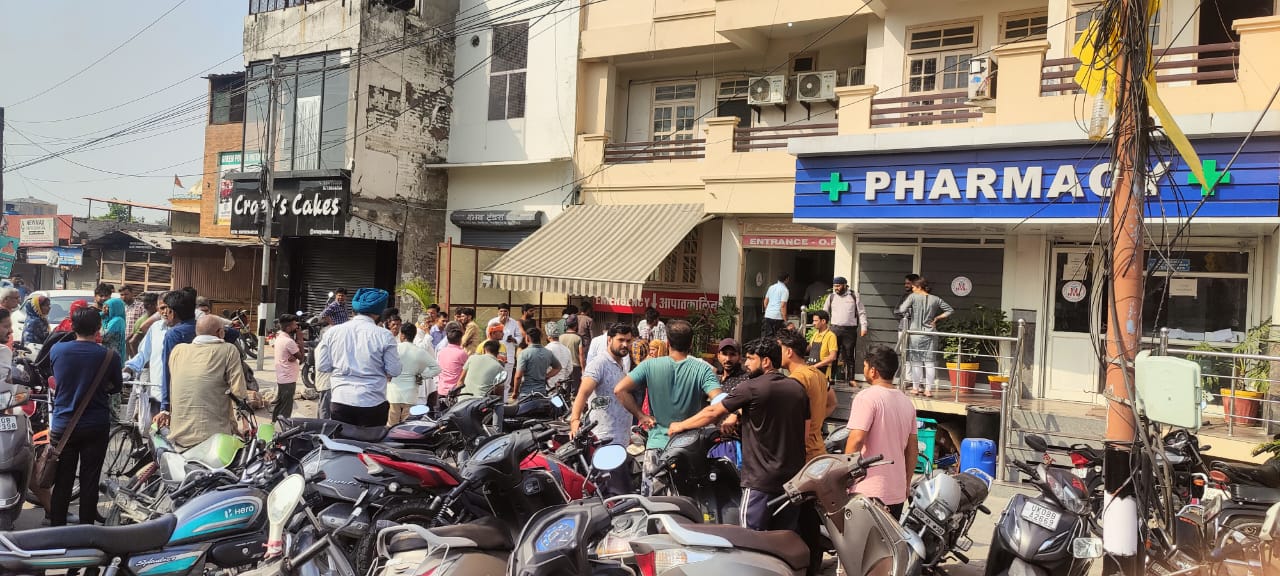 ओवरलोडिंग ट्रैक्टर ट्रॉली ने रौंदा पिता-बच्चों को