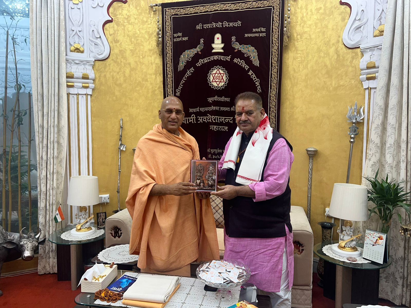 कैबिनेट मंत्री गणेश जोशी ने हरिद्वार में जूना अखाड़ा के महामंडलेश्वर स्वामी अवधेशानंद गिरि जी महाराज से शिष्टाचार भेंट कर लिया उनका आशीर्वाद ।