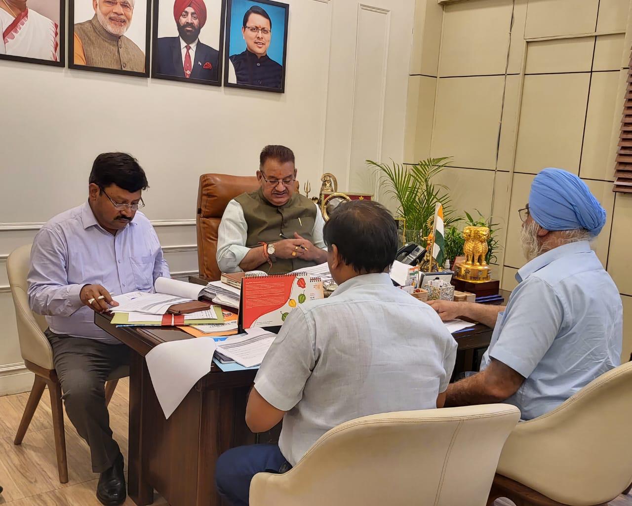 उद्यान विभाग की समीक्षा करते कृषि एवम् कृषक कल्याण मंत्री गणेश जोशी।