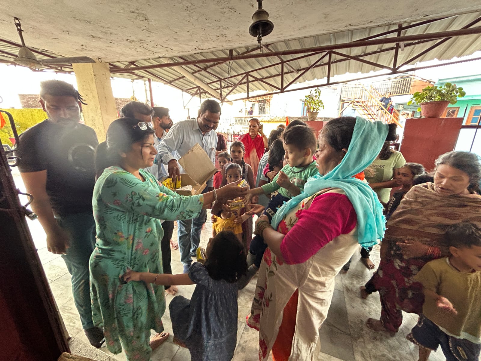 निर्जला एकादशी के मौके पर बच्चों  को फ्रूटी वितरित की गई