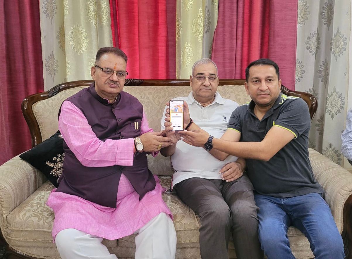 महा जनसंपर्क अभियान के तहत विशिष्ट लोगों से मुलाकात करते कैबिनेट मंत्री गणेश जोशी