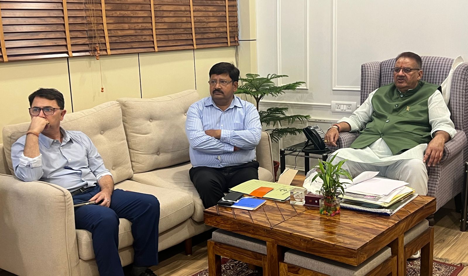 उद्यान विभाग की समीक्षा करते मंत्री गणेश जोशी
