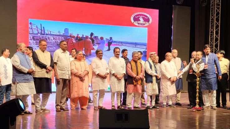 नई दिल्ली में श्री धार्मिक लीला समिति द्वारा आयोजित श्रीरामलीला कार्यक्रम में उत्तराखंड के काबीना मंत्री गणेश जोशी