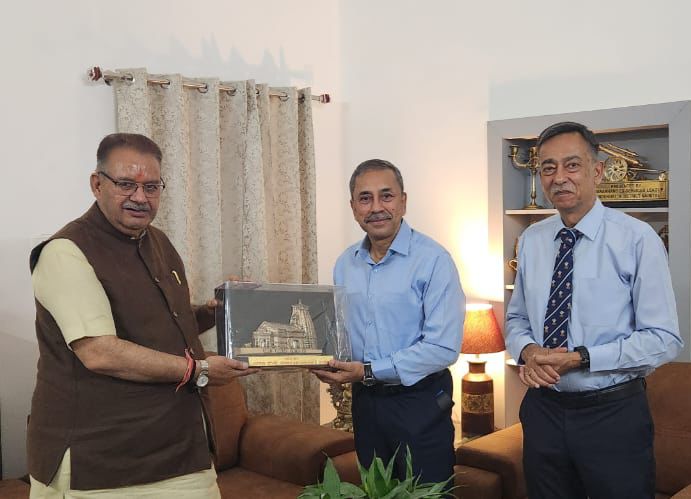 सैनिक कल्याण मंत्री गणेश जोशी से मुलाकात करते मध्य कमान के आर्मी कमाण्डर ले0 जनरल एनएस राजा सुब्रमणि