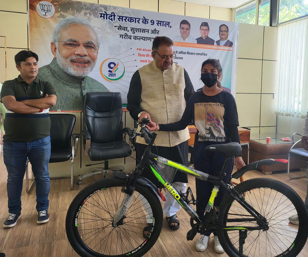 वुशु खिलाड़ी आयशा चौहान को साइकिल भेंट करते कैबिनेट मंत्री गणेश जोशी