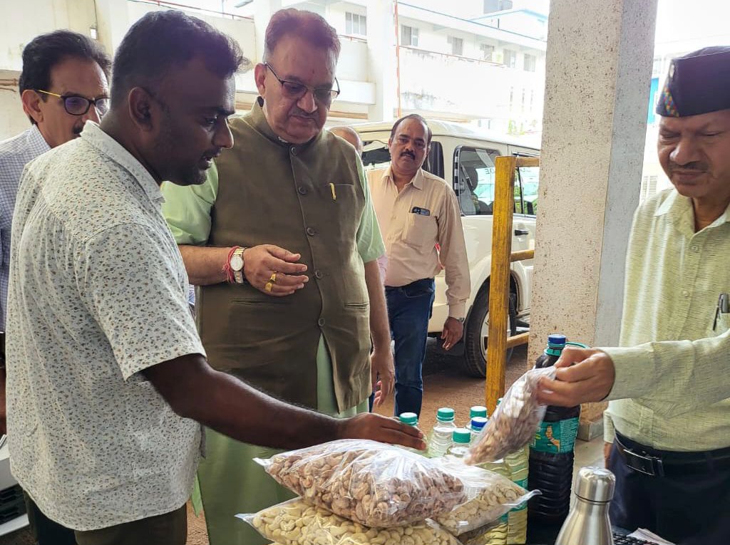 गोवा स्टेट एग्रीकल्चर मार्केटिंग बोर्ड का निरीक्षण करते कृषि मंत्री गणेश जोशी