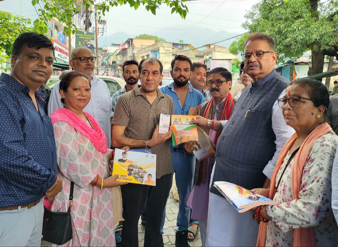 भाजपा के घर-घर संपर्क अभियान के तहत व्यापारियों एवं विशिष्ट लोगों से मुलाकात करते कैबिनेट मंत्री गणेश जोशी