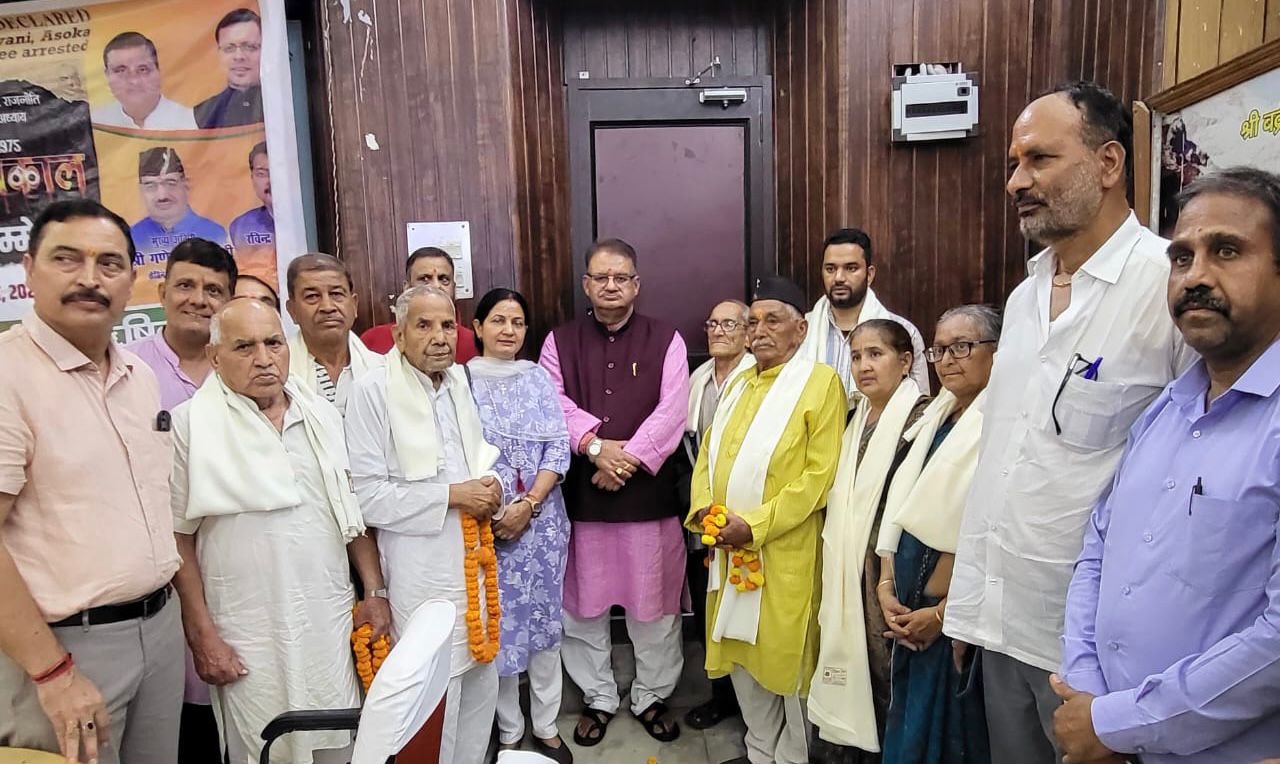 आपातकाल दिवस की बरसी पर भाजपा द्वारा आयोजित प्रबुद्ध सम्मेलन को संबोधित करते कैबिनेट मंत्री गणेश जोशी