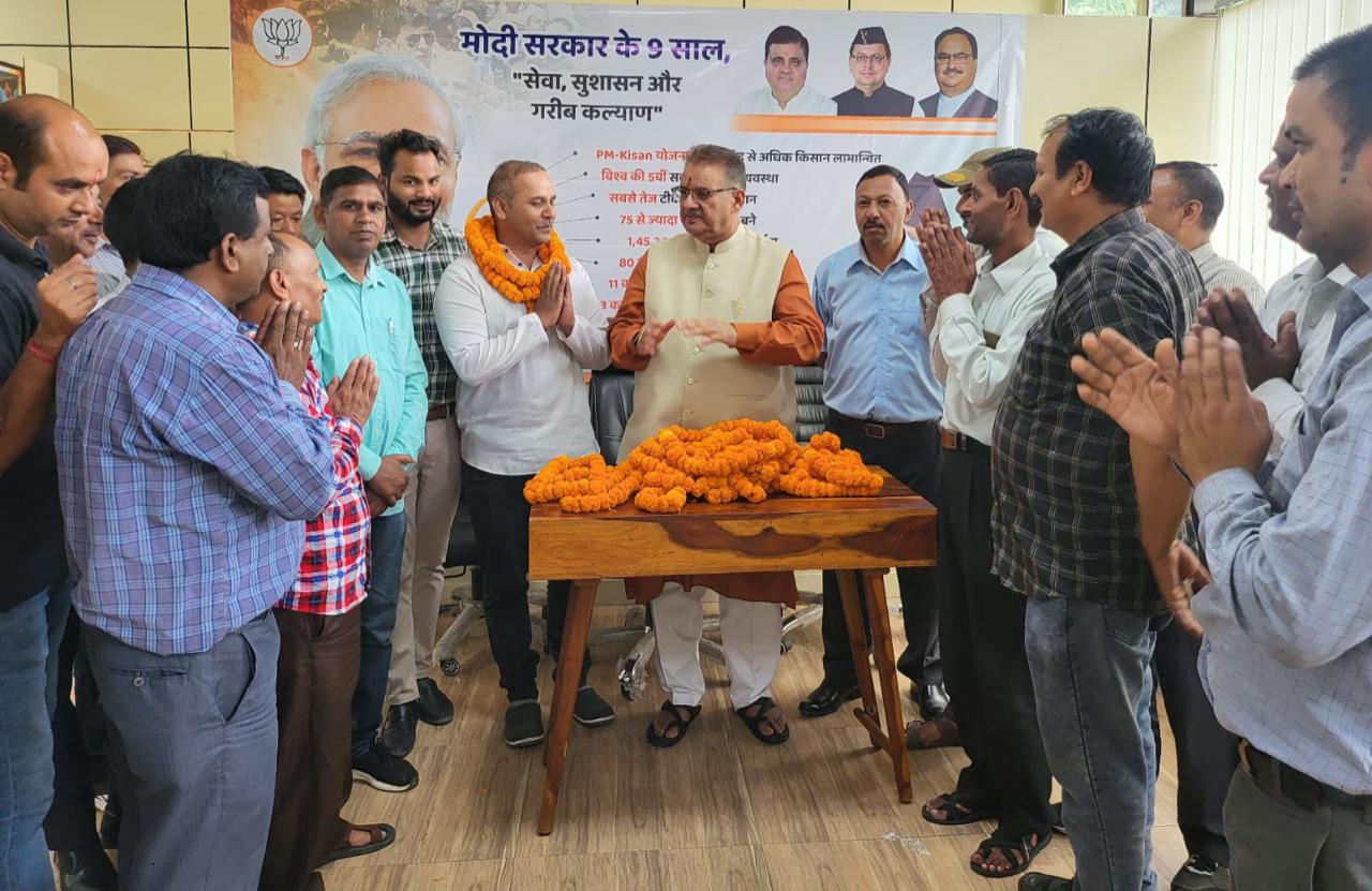 ऊर्जा निगम के सेल्फ हेल्प ग्रुप के कर्मचारियों ने प्रोत्साहन भत्ता बढ़ने पर कार्यालय पहुंचकर जताया सैनिक कल्याण मंत्री गणेश जोशी का आभार