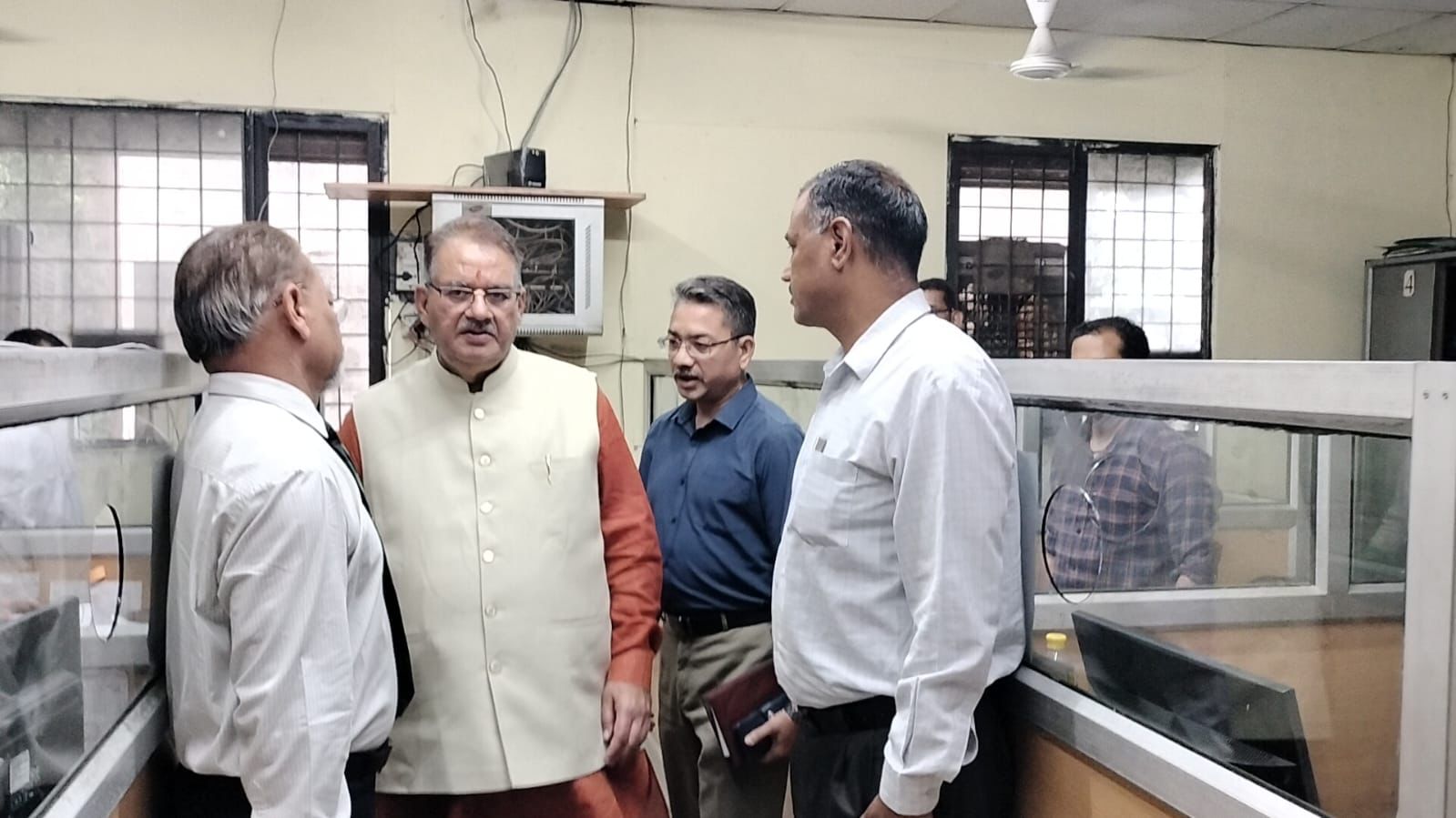 उपनल कार्यालय का निरीक्षण करते सैनिक कल्याण मंत्री गणेश जोशी, बोले-उपनल पहुँचकर बढ़ाया कर्मचारियों का मनोबल