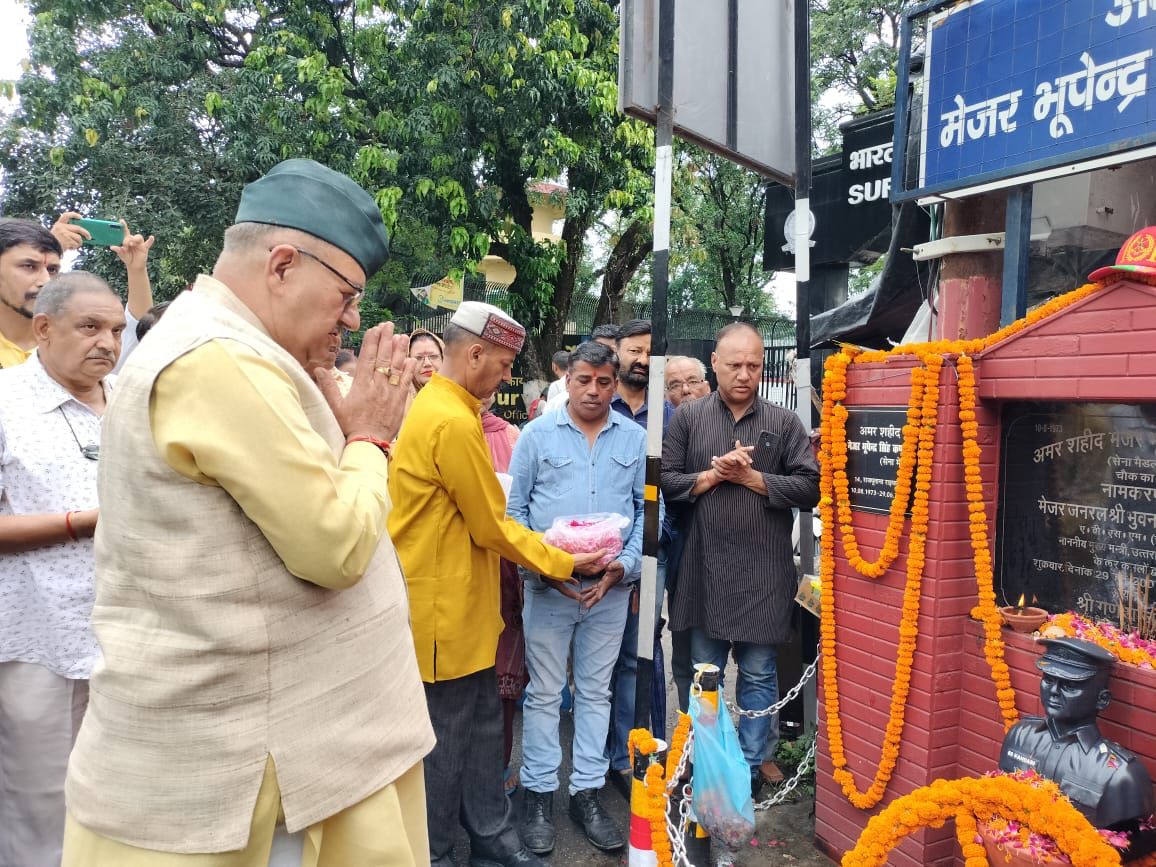 अमर शहीद मेजर भूपेन्द्र कंडारी की पुण्यतिथि पर उन्हें श्रद्धांजलि अर्पित करते सैनिक कल्याण मंत्री गणेश जोशी
