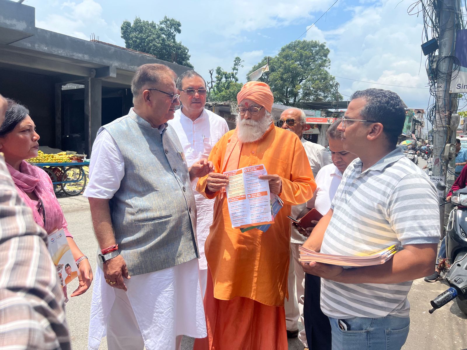 भाजपा के घर-घर संपर्क अभियान के तहत बूथ संख्या 136 में व्यापारियों एवं विशिष्ट लोगों से मुलाकात करते कैबिनेट मंत्री गणेश जोशी
