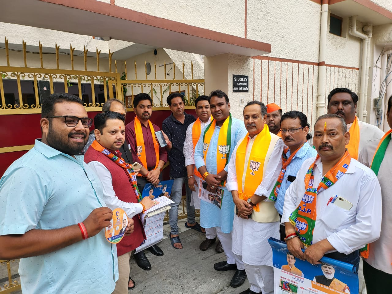 महा जनसंपर्क अभियान के तहत भाजपा कार्यकर्ताओं ने समस्त बूथों पर जाकर घर-घर संपर्क अभियान में किया प्रतिभाग