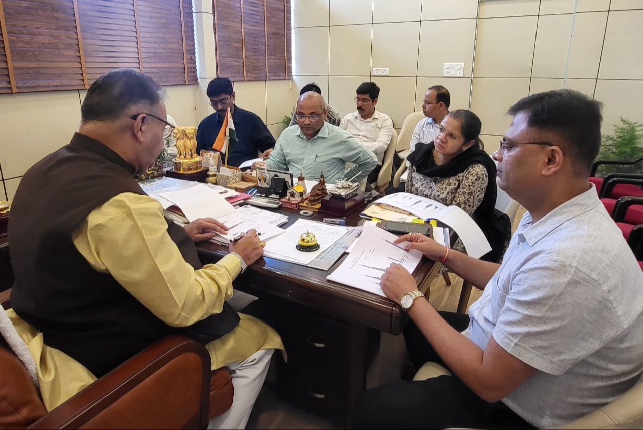 ग्राम्य विकास मंत्री गणेश जोशी ने ग्राम्य विकास विभाग की समीक्षा की