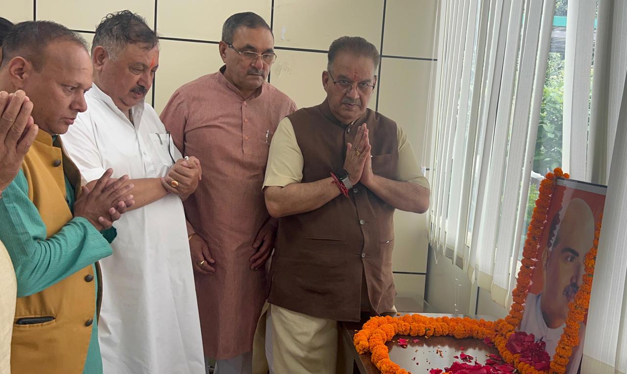 डॉ. श्यामा प्रसाद मुखर्जी की जयंती पर उन्हें श्रृद्धासुमन अर्पित करते मंत्री गणेश जोशी