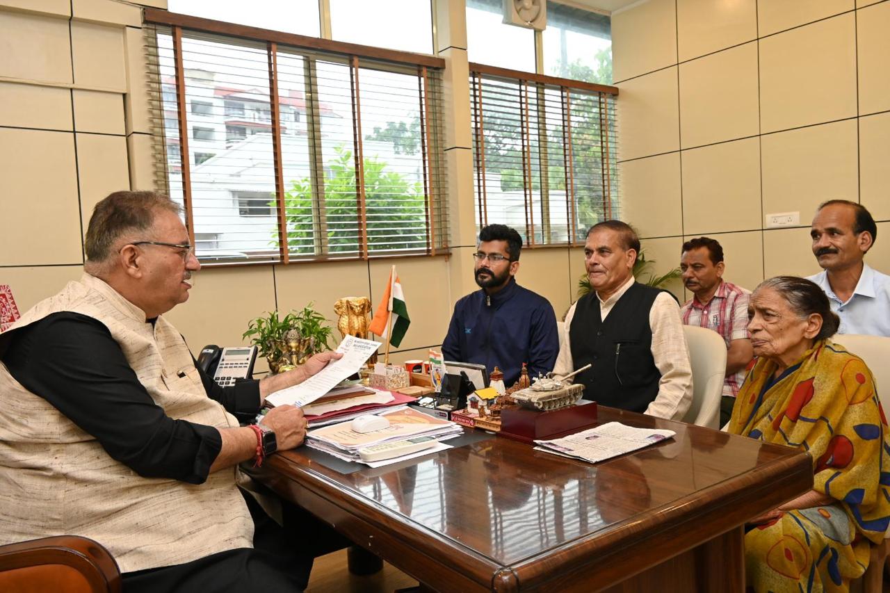मंत्री गणेश जोशी ने कैंप कार्यालय में सुनी आम लोगो की समस्या, कई समस्याओ का किया समाधान