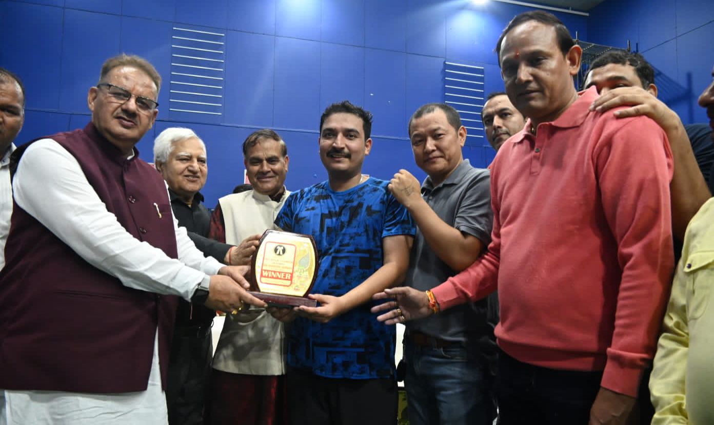 बैडमिंटन टूर्नामेंट के विजेताओं को पुरस्कृत करते कैबिनेट मंत्री गणेश जोशी