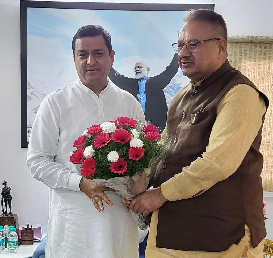 राज्यसभा सांसद अनिल बलूनी से की शिष्टाचार भेंट करते कृषि मंत्री गणेश जोशी