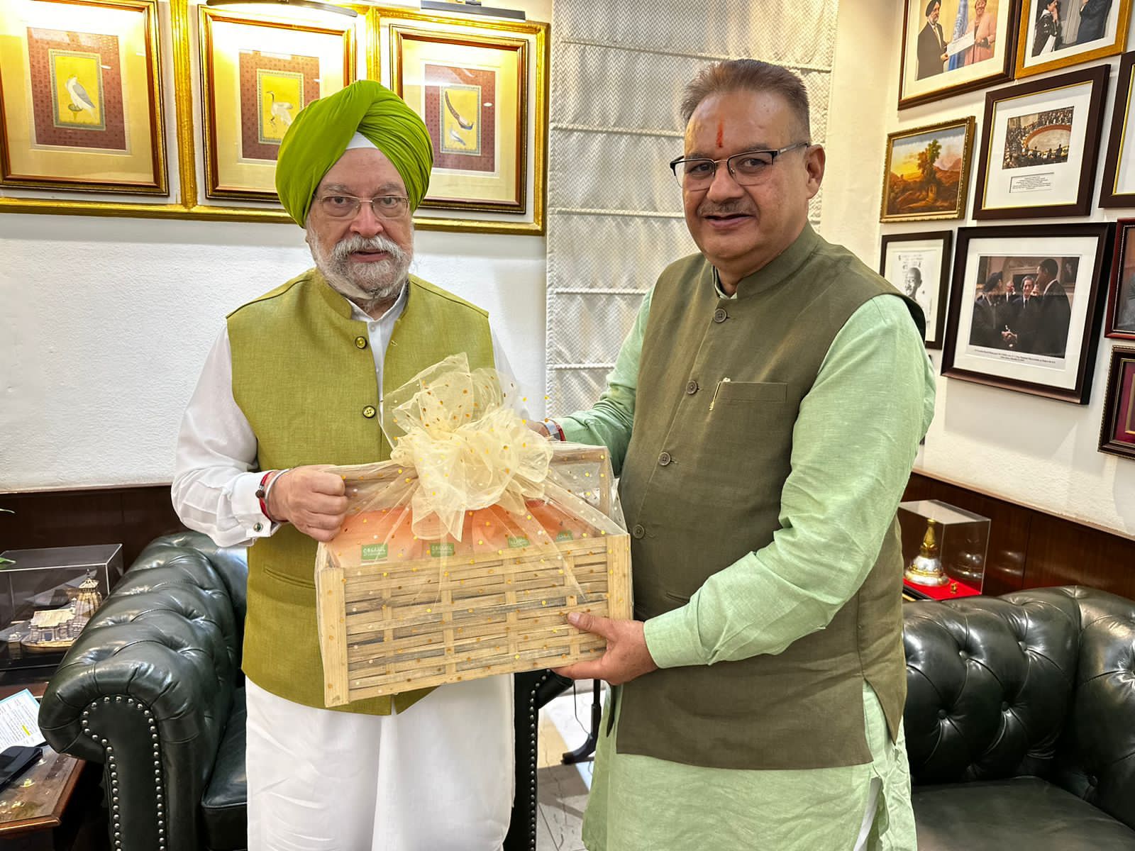 केंद्रीय मंत्री हरदीप सिंह पुरी से मिले कैबिनेट मंत्री गणेश जोशी, ओएनजीसी के सीएसआर से सहयोग का किया अनुरोध