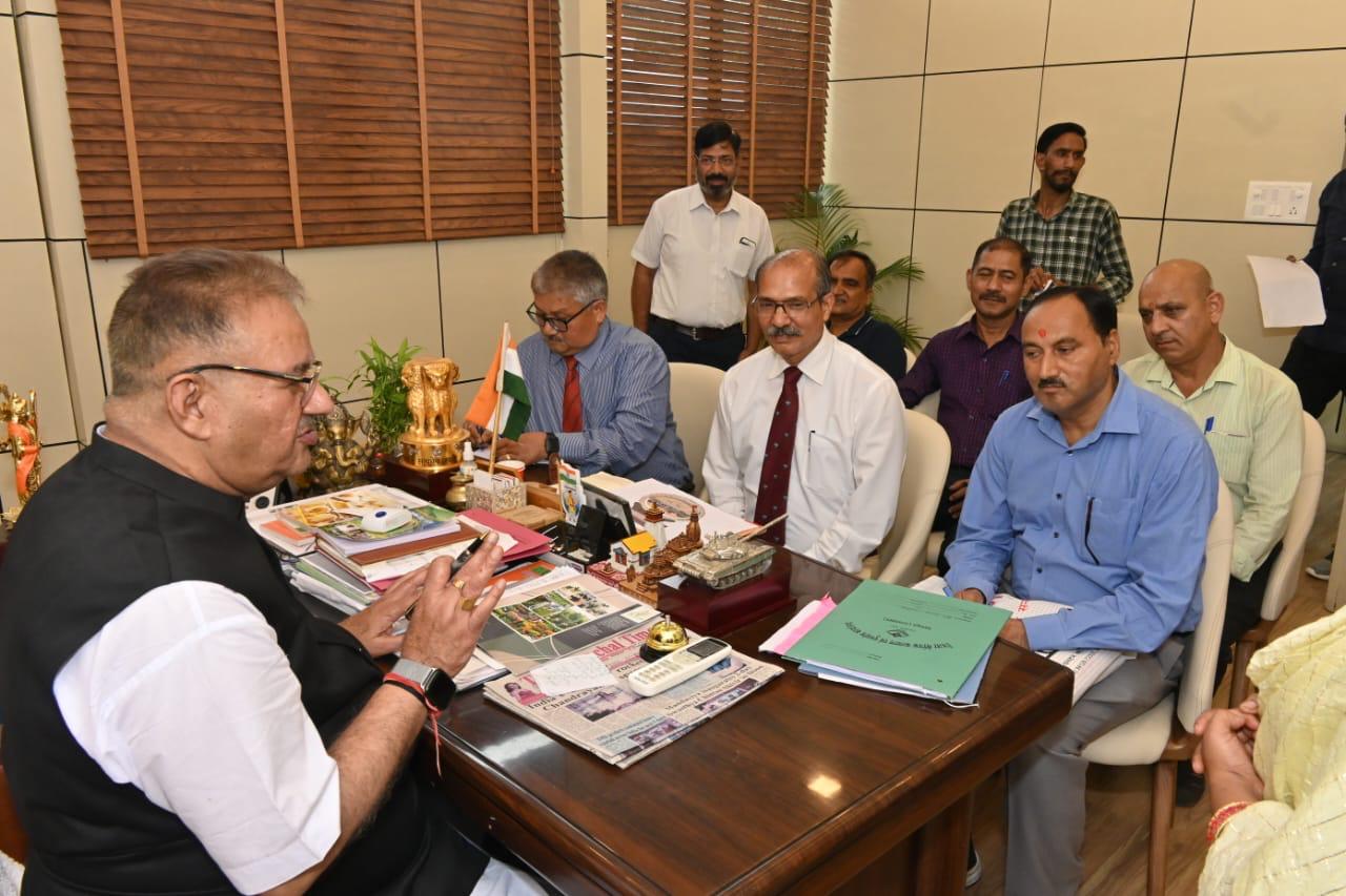 कारगिल दिवस पर आयोजित होने वाले कार्यक्रम की तैयारियों के संबंध में अधिकारियों के साथ बैठक करते सैनिक कल्याण मंत्री गणेश जोशी