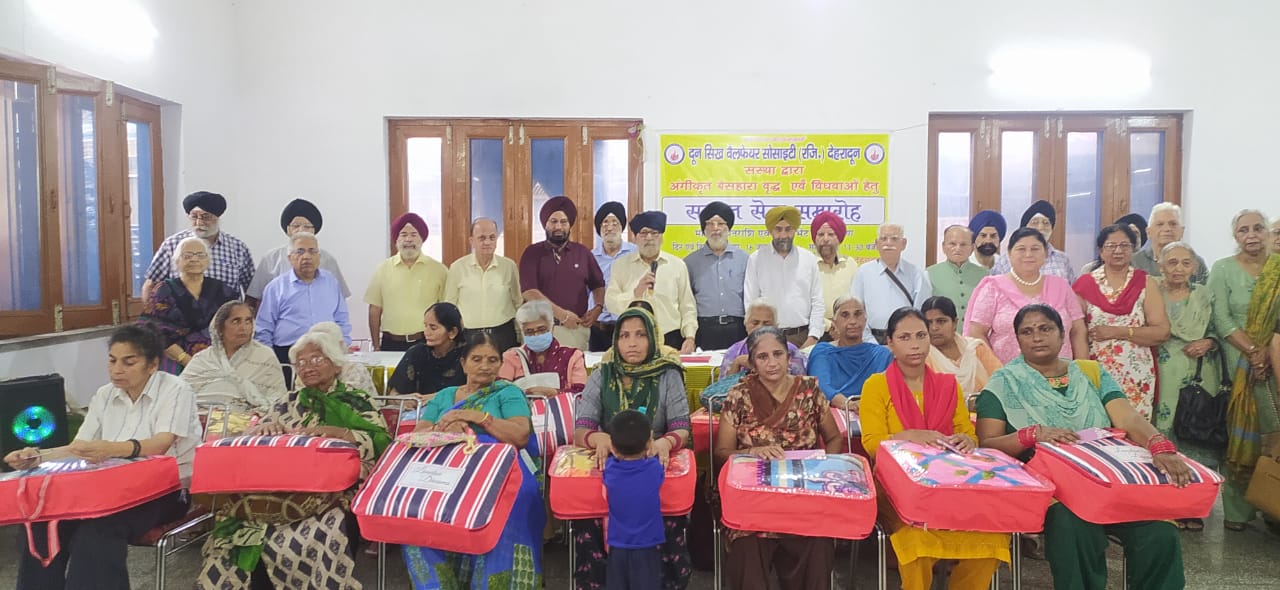 बेसहारा वृद्ध एवं विधवाओं को आर्थिक सहायता एवं सुन्दर भेंट देकर सम्मानित किया