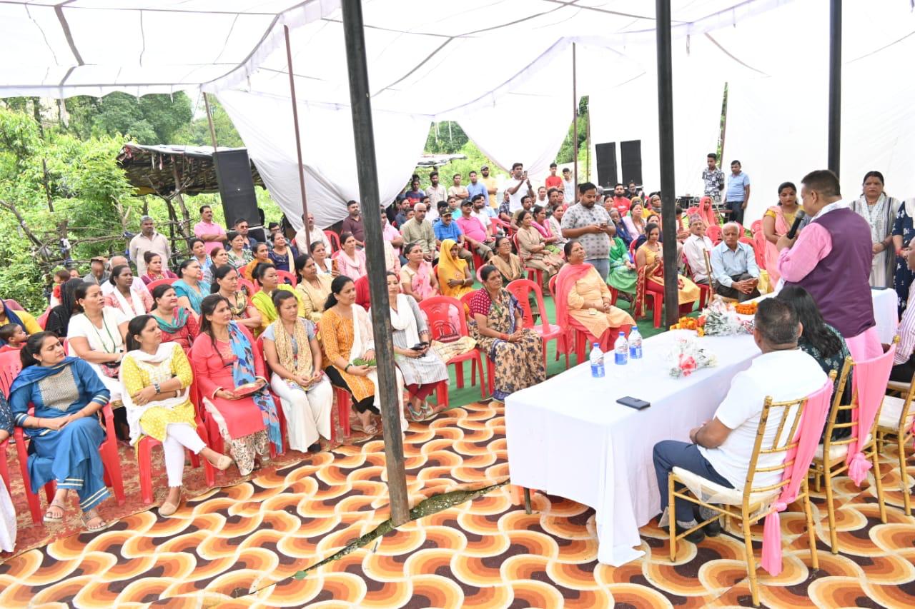 हरेला पर्व पर वृक्षारोपण करते कृषि मंत्री गणेश जोशी