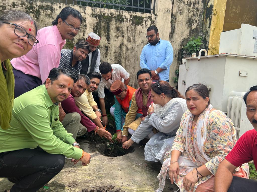 हरेला महापर्व पर किया 6000 वृक्षों का वितरण
