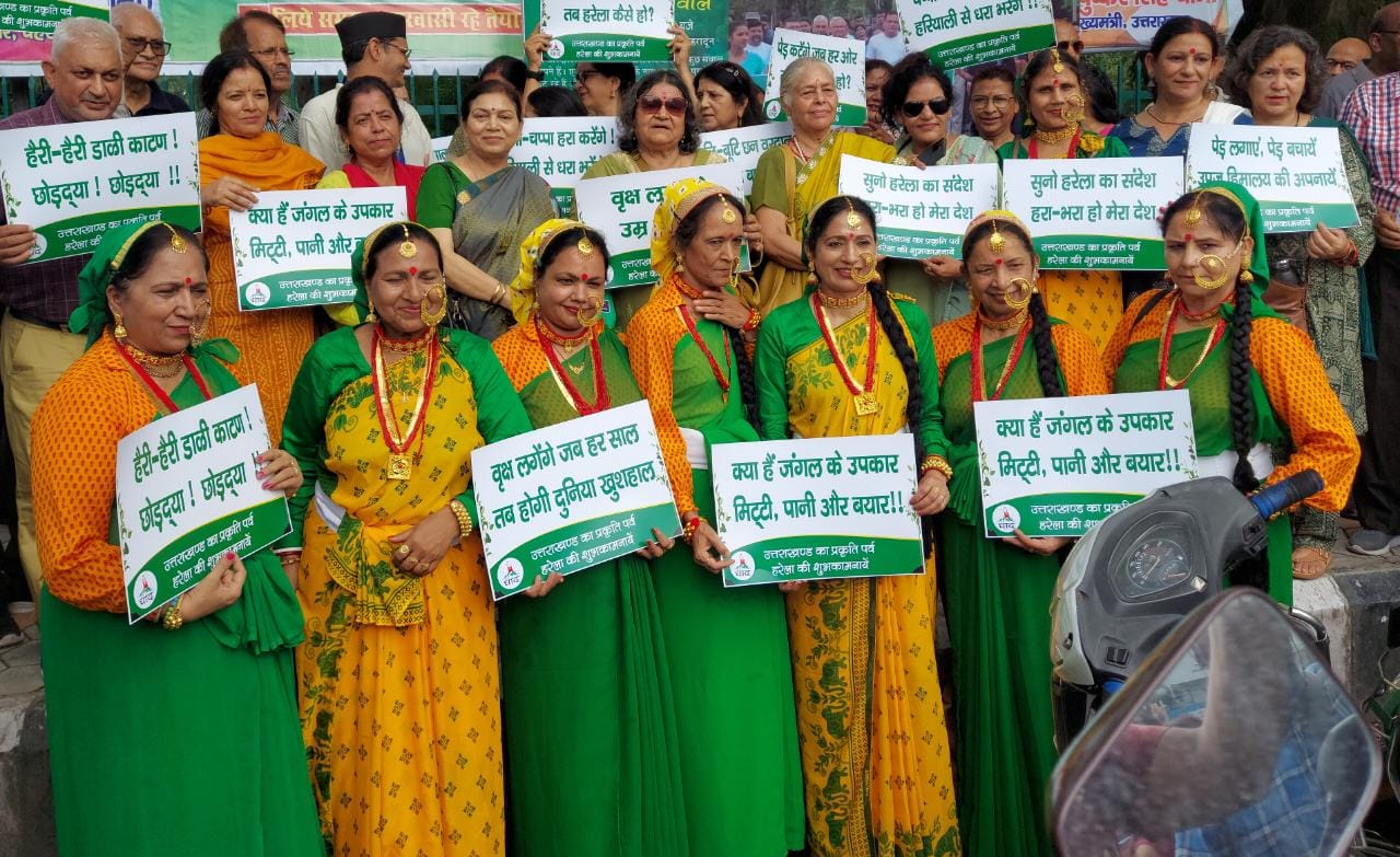 खेत हो रहे जब वीरान उस बार हरेला कैसा हो, पेड़ कट रहे हो हर ओर इस बार हरेला कैसा हो के सवाल के साथ धाद ने किया हरेला स्वागत