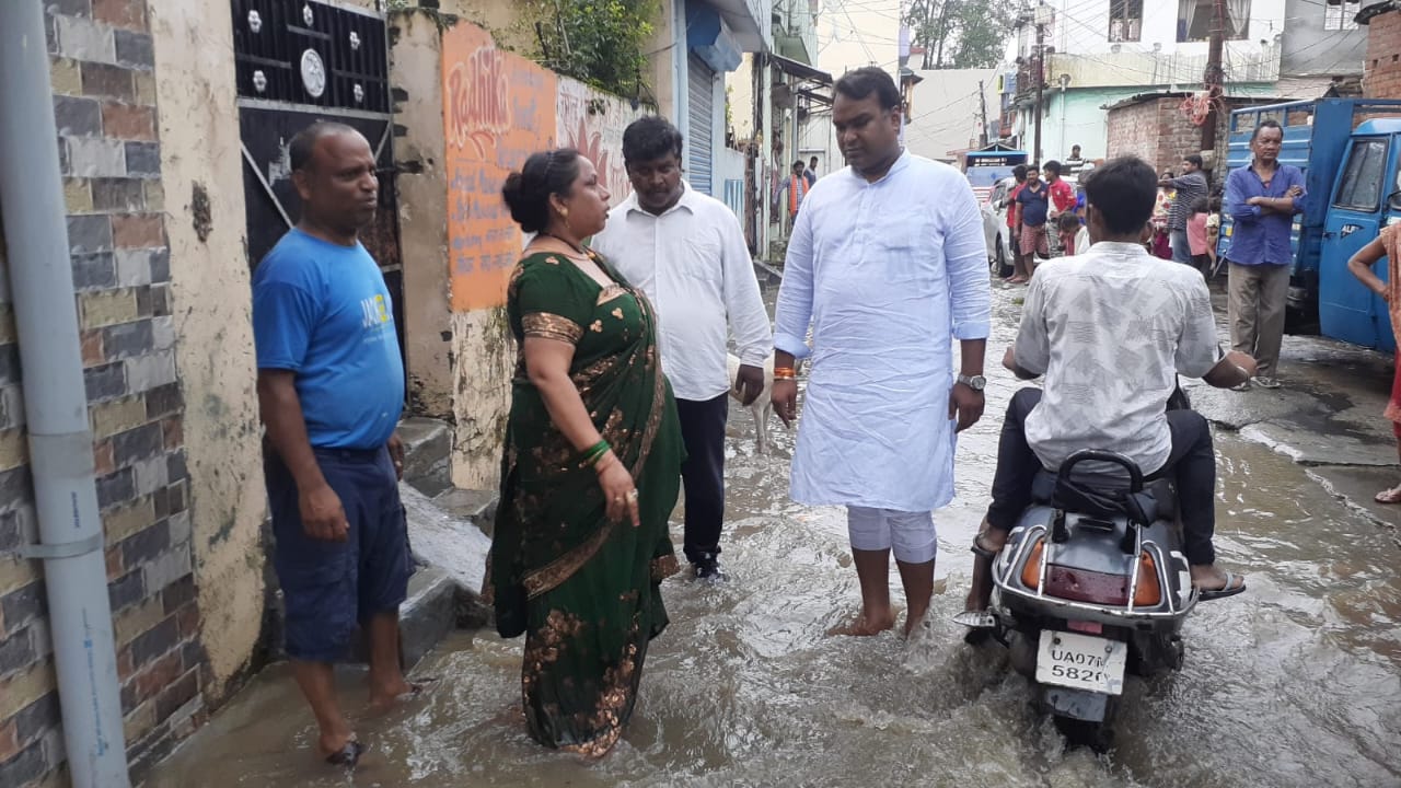 देहरादून महानगर में लगातार हो रही बारिश से आमजन को समस्या से दो चार होना पड़ रहा है
