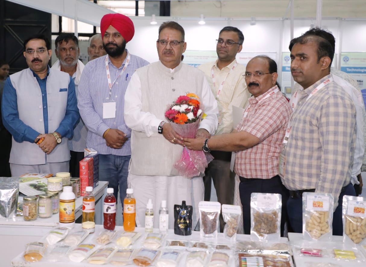 नई दिल्ली स्थित प्रगति मैदान में आयोजित गवर्नमेंट एचीवमेंट स्कीम्स एक्स्पो एवं वर्ल्ड ऑर्गेनिक एक्सपो-2023 का शुभारम्भ करते कृषि मंत्री गणेश जोशी