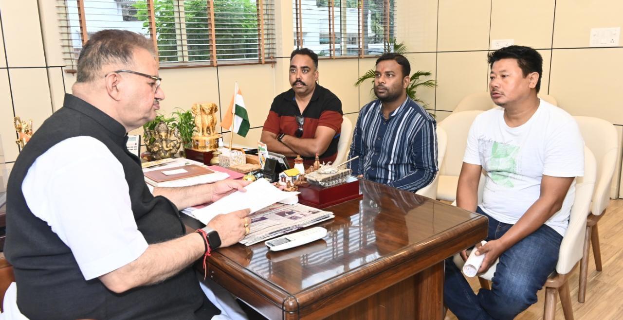 कैबिनेट मंत्री गणेश जोशी ने कैंप कार्यालय में सुनी लोगो की समस्यायें