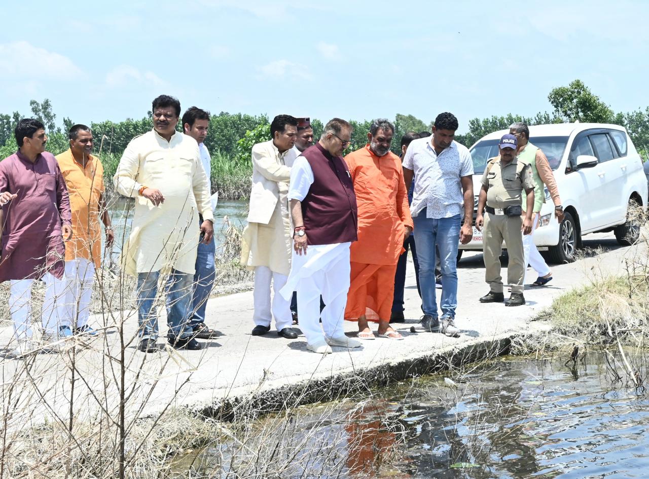 हरिद्वार के लक्सर, खानपुर, मंगलौर में बारिश के कारण किसानों की फसलों को हुए नुकसान का स्थलीय निरीक्षण करते कृषि मंत्री गणेश जोशी
