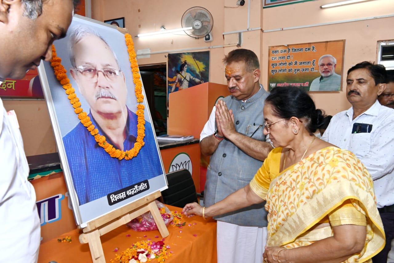 भाजपा के वरिष्ठ नेता विकास बिष्ट को भावपूर्ण श्रद्धांजलि की अर्पित करते कैबिनेट मंत्री गणेश जोशी