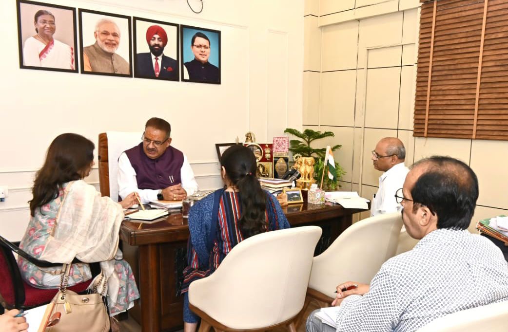 ग्राम्य विकास विभाग की समीक्षा करते ग्राम्य विकास मंत्री गणेश जोशी