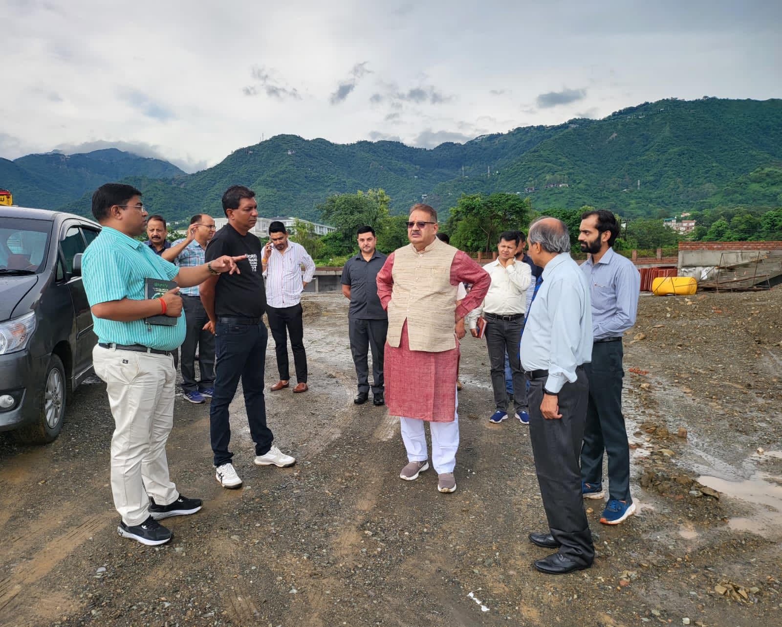 सैन्यधाम का निरीक्षण करते सैनिक कल्याण मंत्री गणेश जोशी